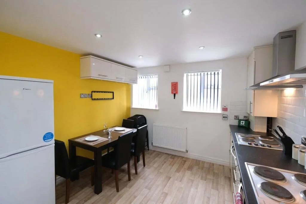 6 bedroom end of terrace house for rent