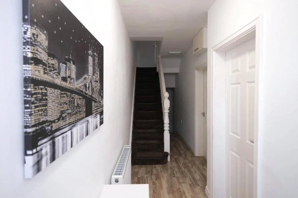 6 bedroom end of terrace house for rent
