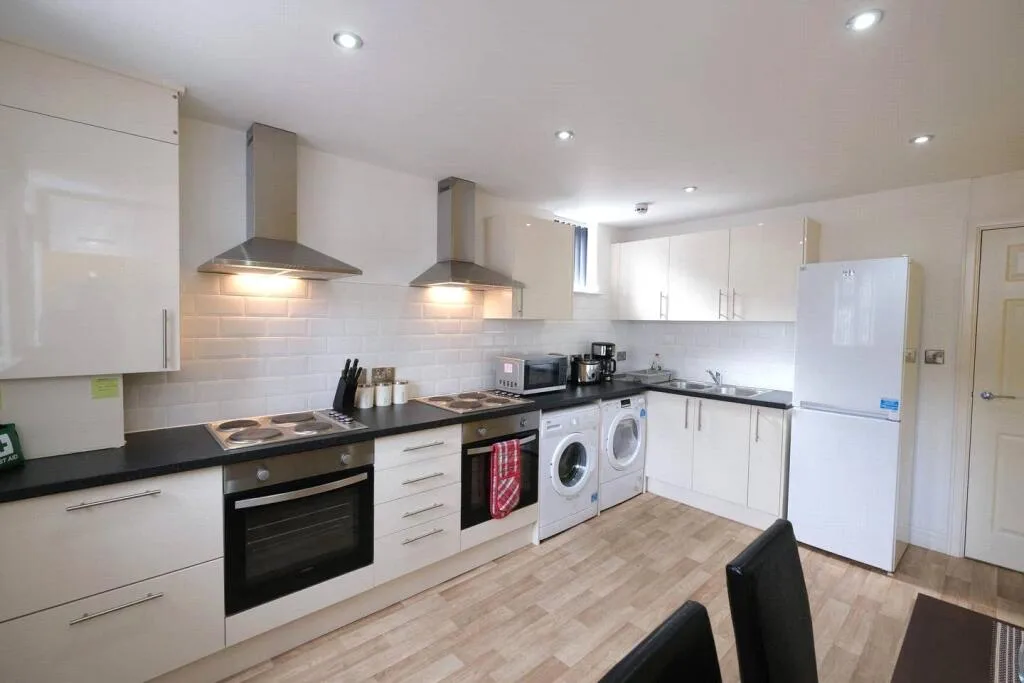 6 bedroom end of terrace house for rent