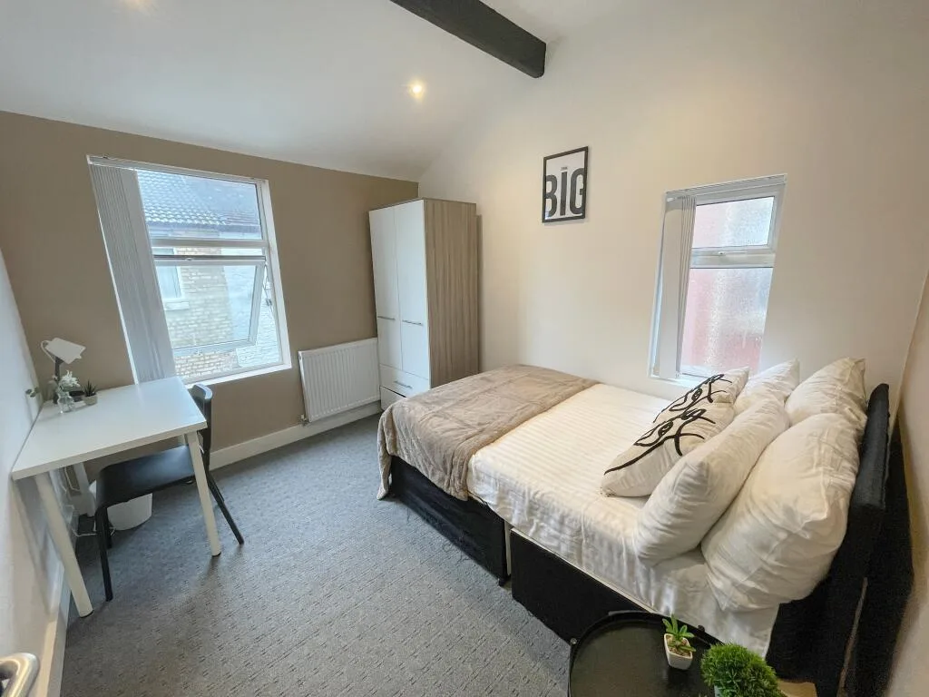 6 bedroom terraced house for rent