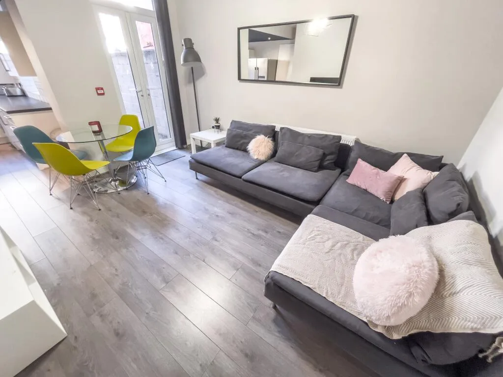 6 bedroom terraced house for rent