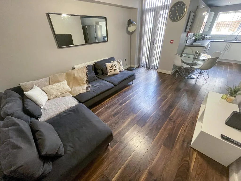 6 bedroom terraced house for rent