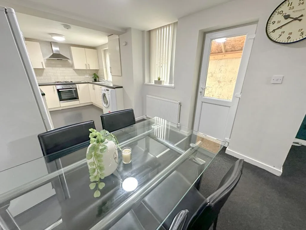 6 bedroom terraced house for rent
