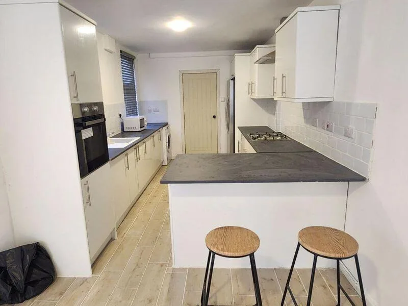 6 bedroom detached house for rent