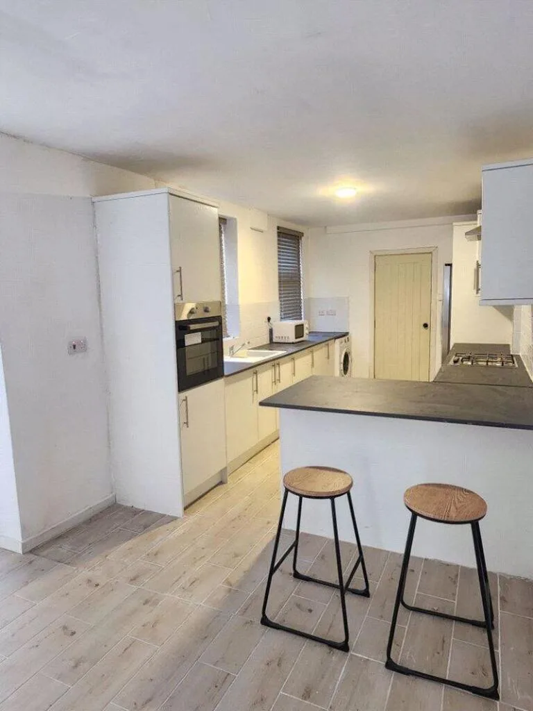 6 bedroom detached house for rent