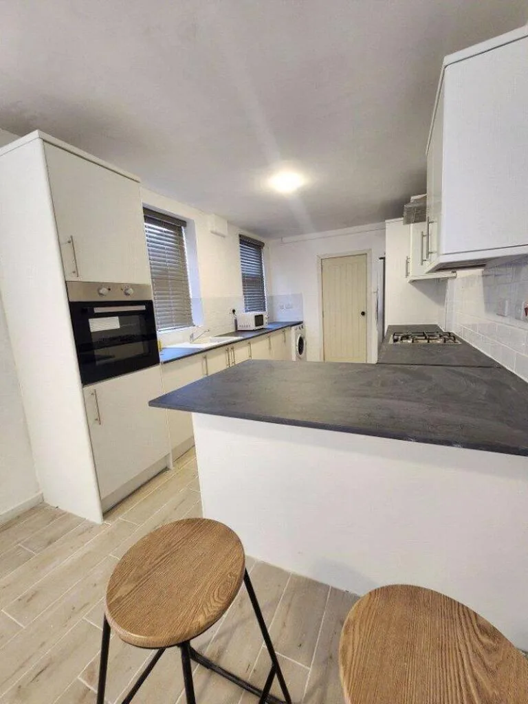 6 bedroom detached house for rent
