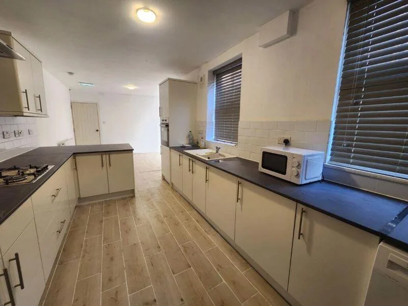 6 bedroom detached house for rent