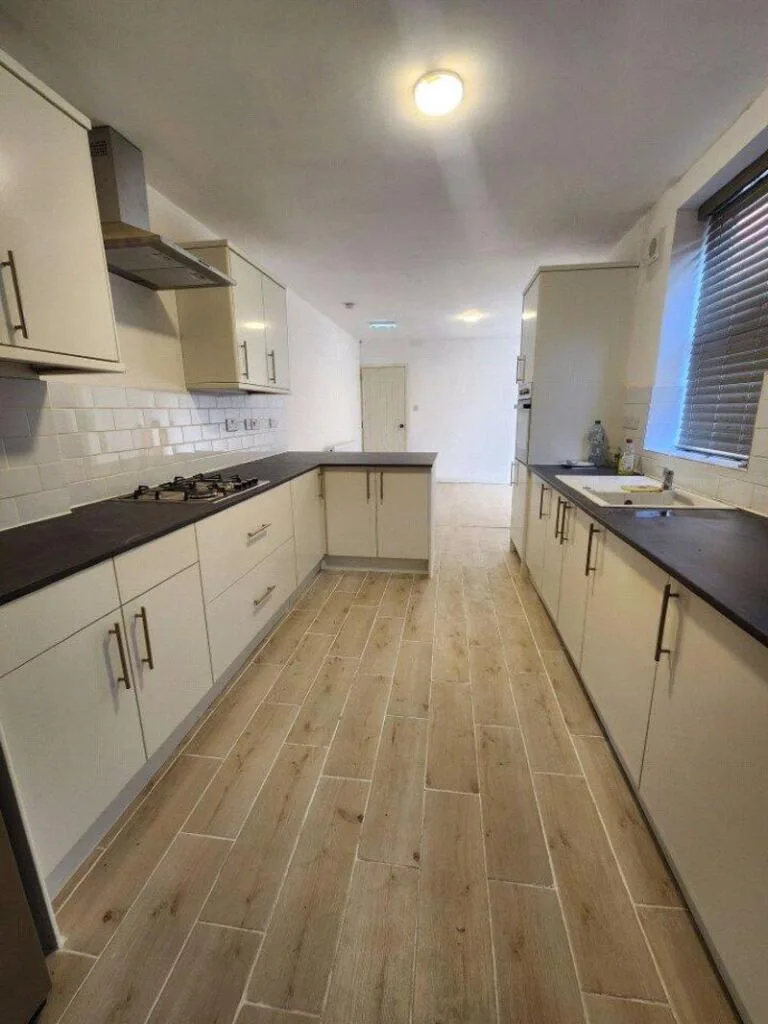 6 bedroom detached house for rent