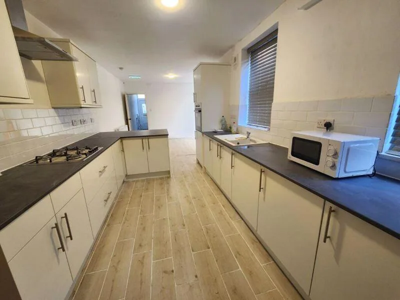 6 bedroom detached house for rent