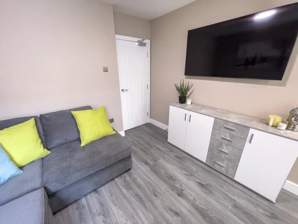 6 bedroom house for rent