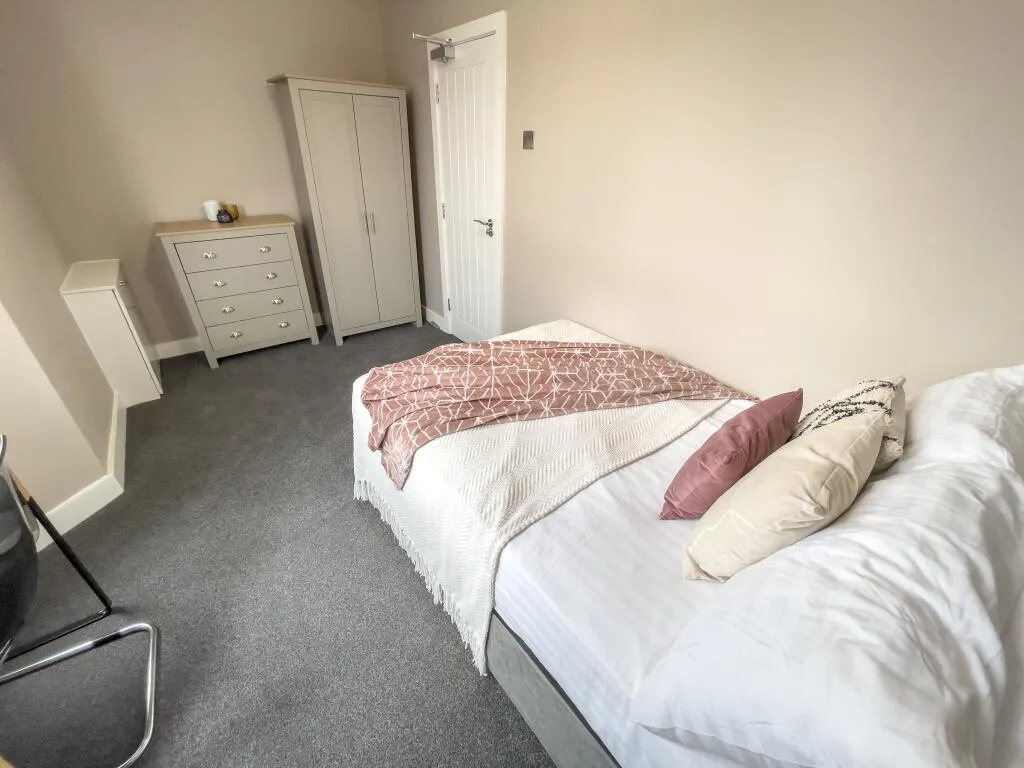 6 bedroom house for rent
