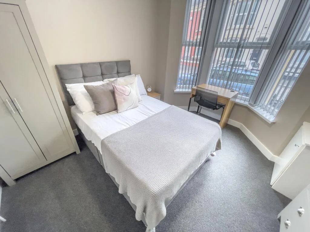 6 bedroom house for rent