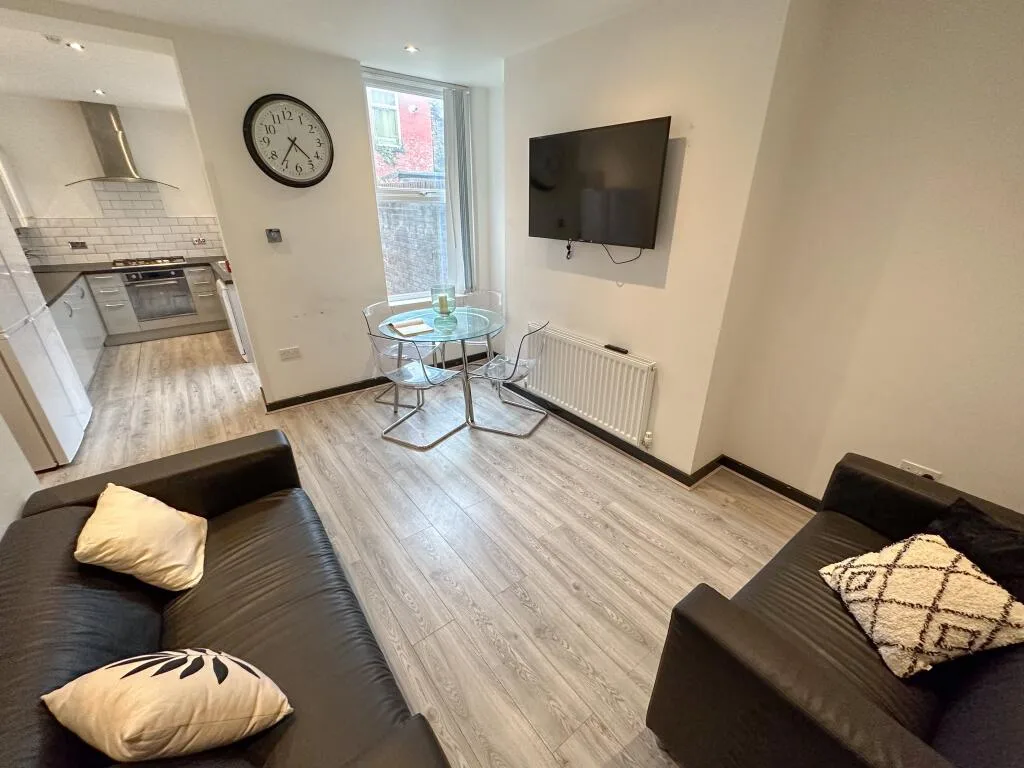 6 bedroom terraced house for rent