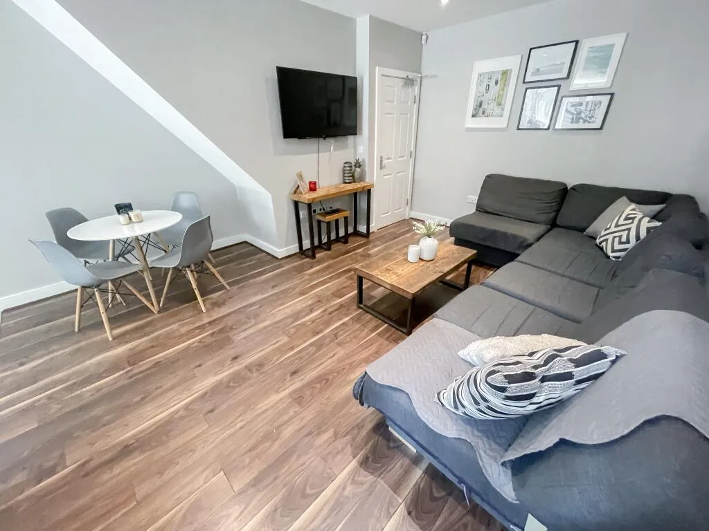 6 bedroom terraced house for rent