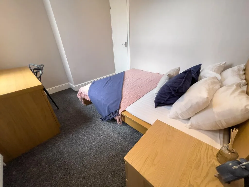 5 bedroom terraced house for rent
