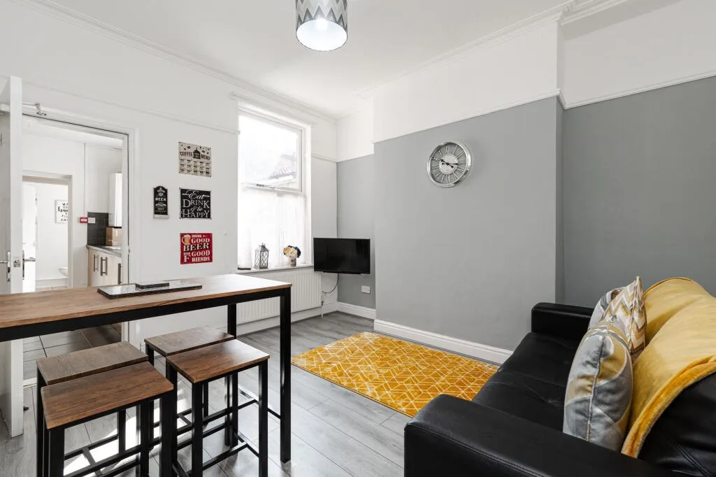 5 bedroom terraced house for rent
