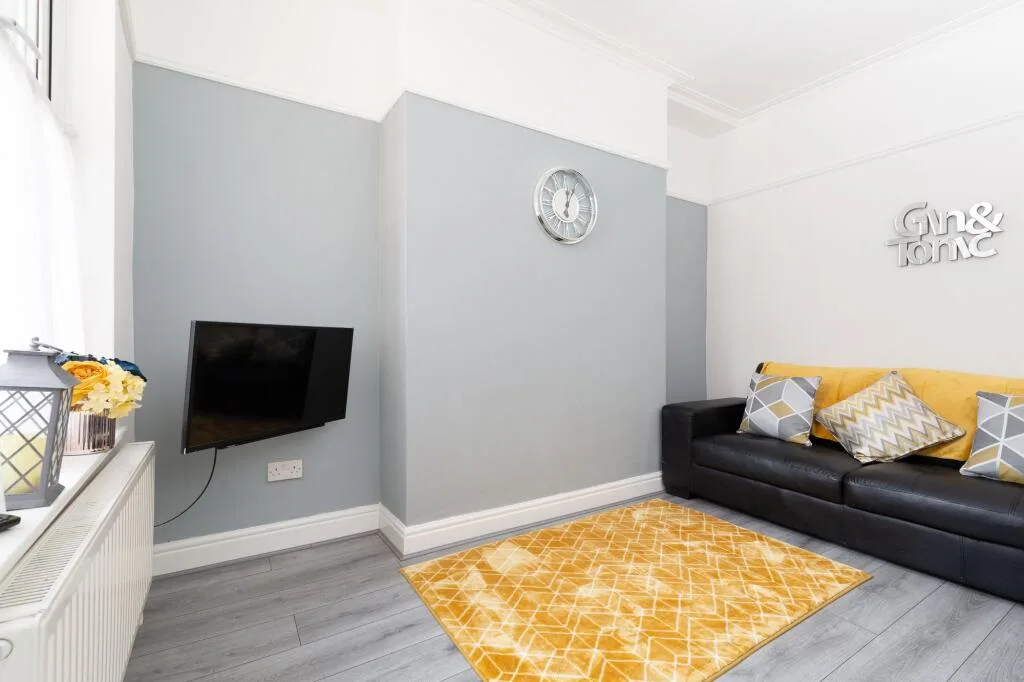 5 bedroom terraced house for rent