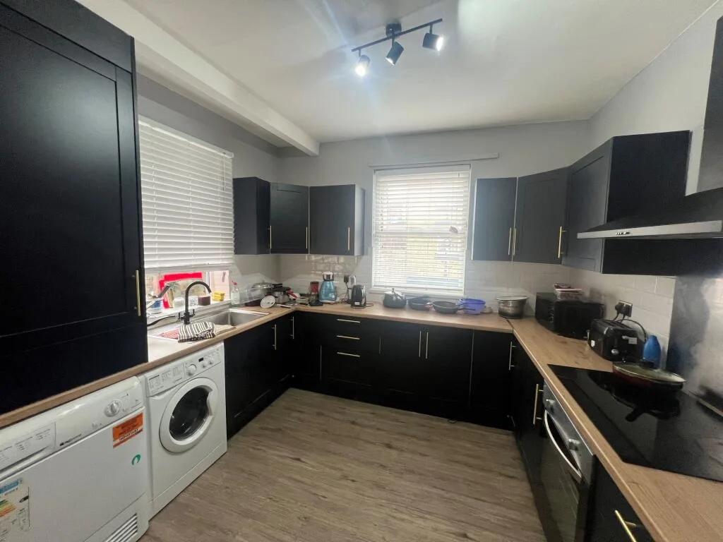 5 bedroom end of terrace house for rent