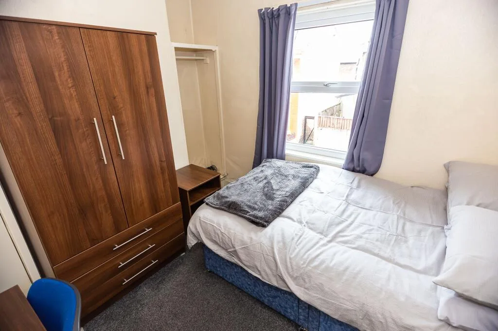 5 bedroom end of terrace house for rent
