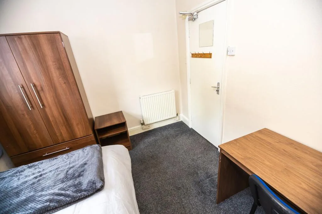 5 bedroom end of terrace house for rent