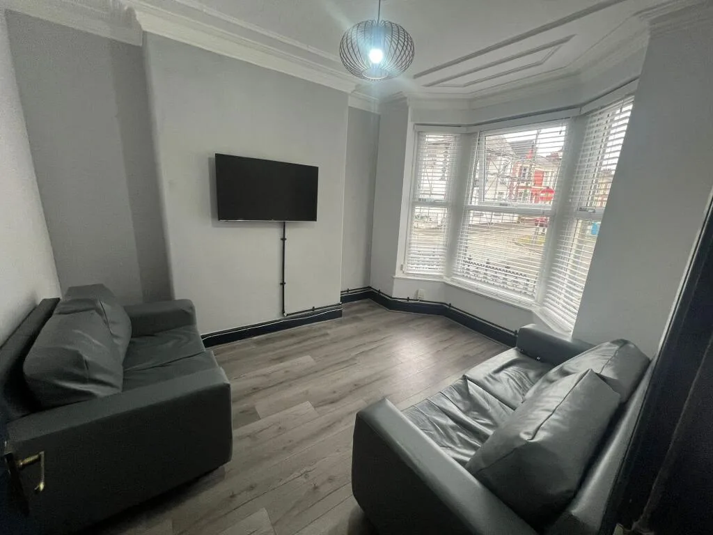 5 bedroom end of terrace house for rent
