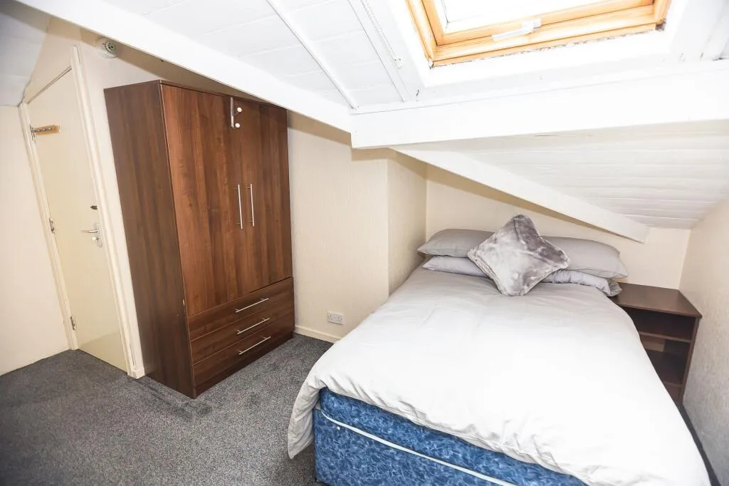 5 bedroom end of terrace house for rent
