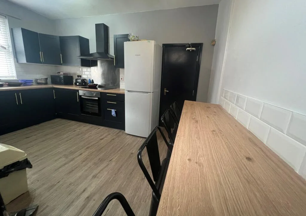 5 bedroom end of terrace house for rent