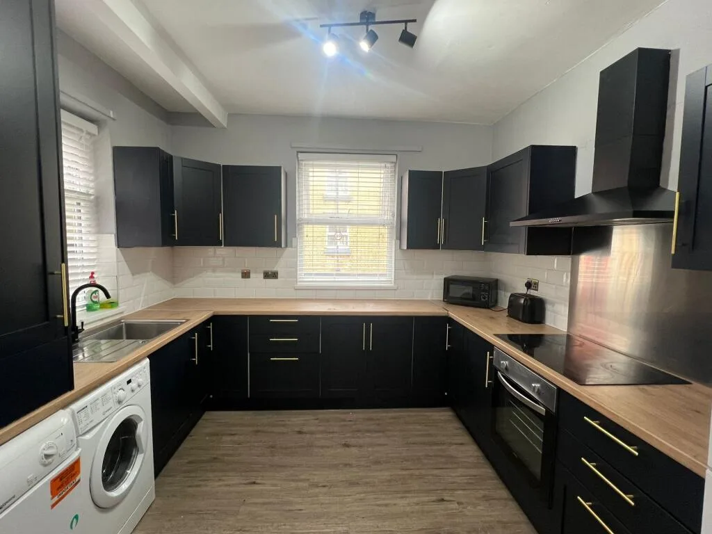 5 bedroom end of terrace house for rent