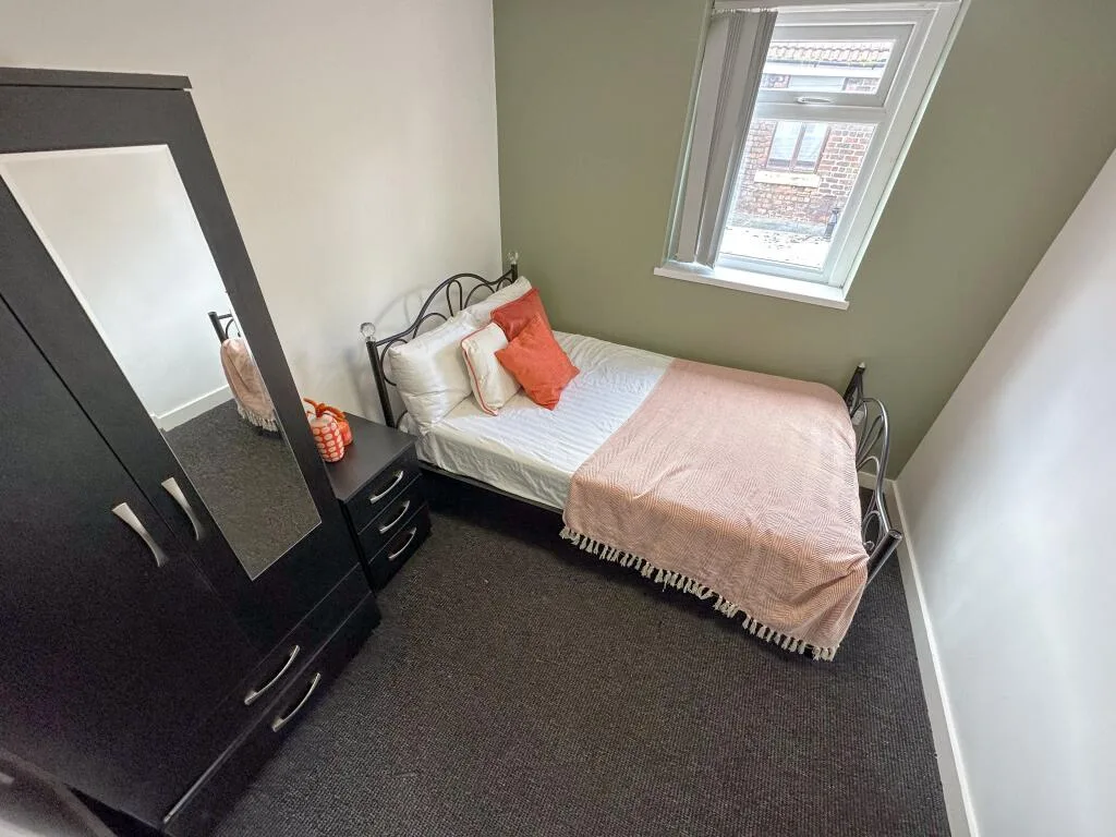 6 bedroom terraced house for rent