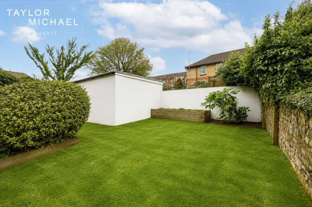 6 bedroom detached house for rent