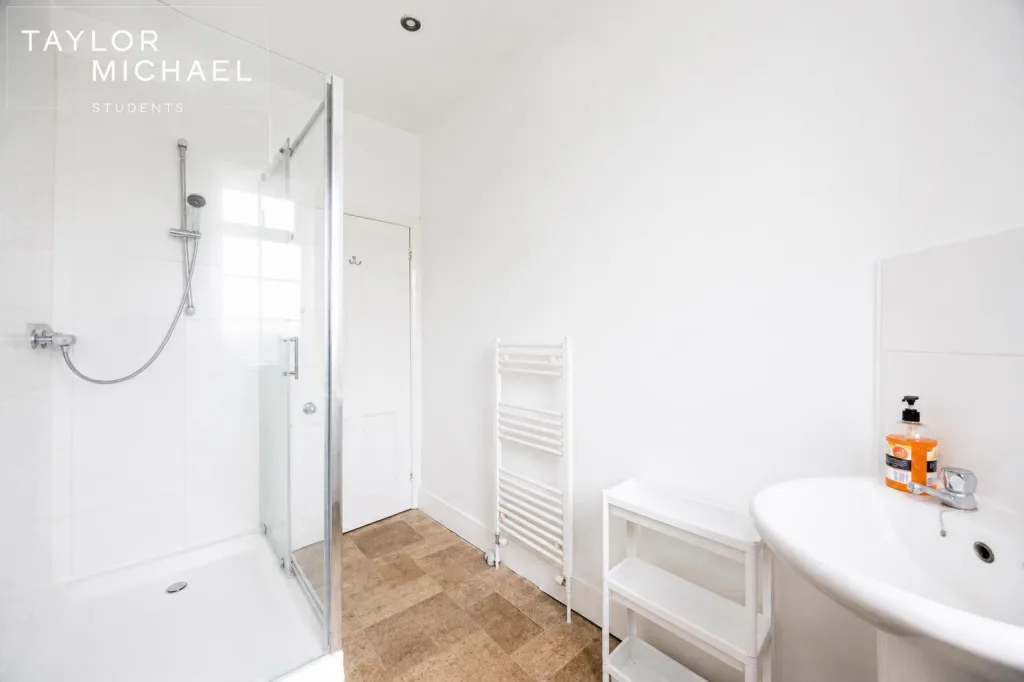 6 bedroom detached house for rent