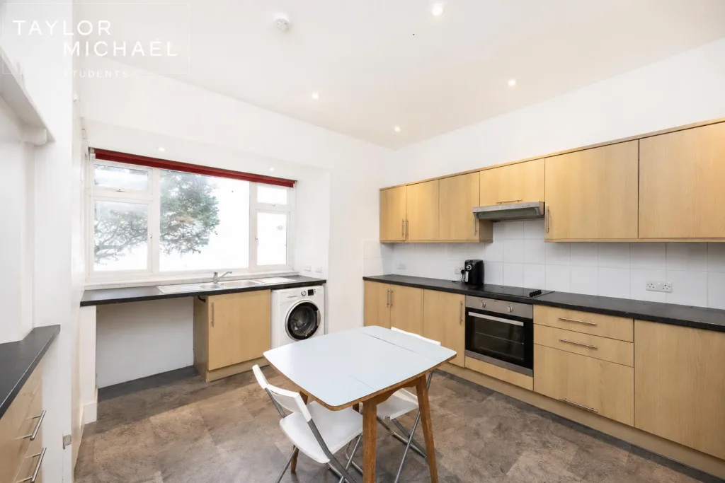 6 bedroom detached house for rent