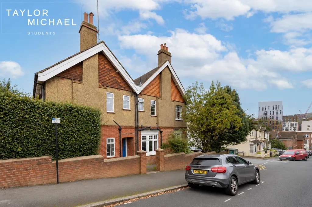 6 bedroom detached house for rent