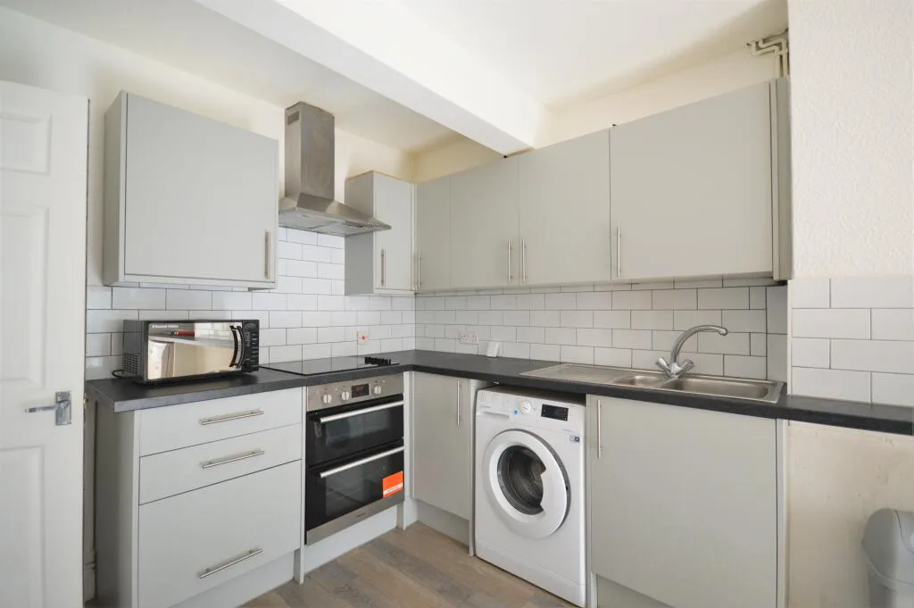 6 bedroom terraced house for rent