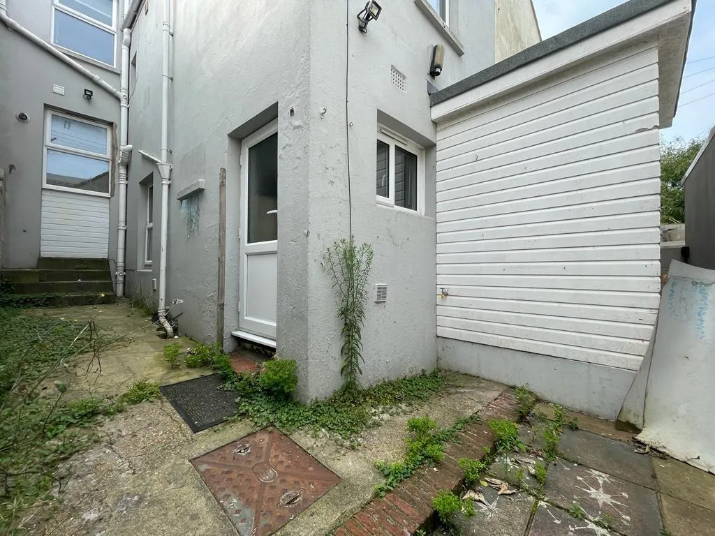 6 bedroom terraced house for rent