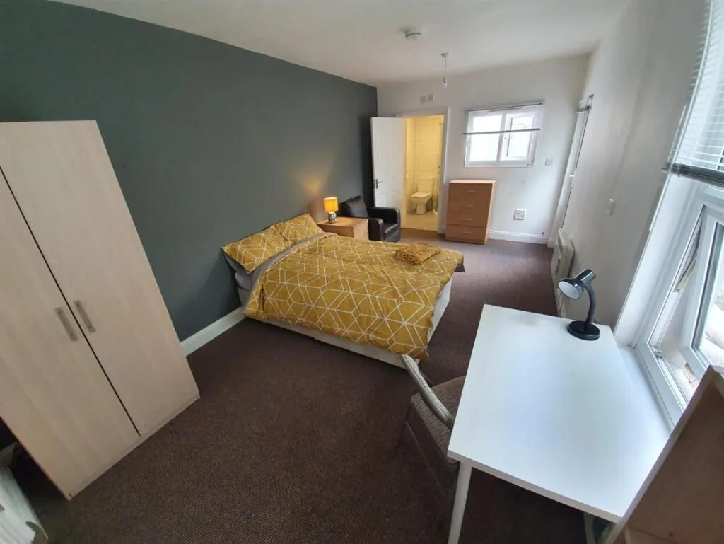 6 bedroom terraced house for rent