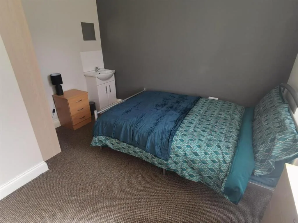 6 bedroom terraced house for rent