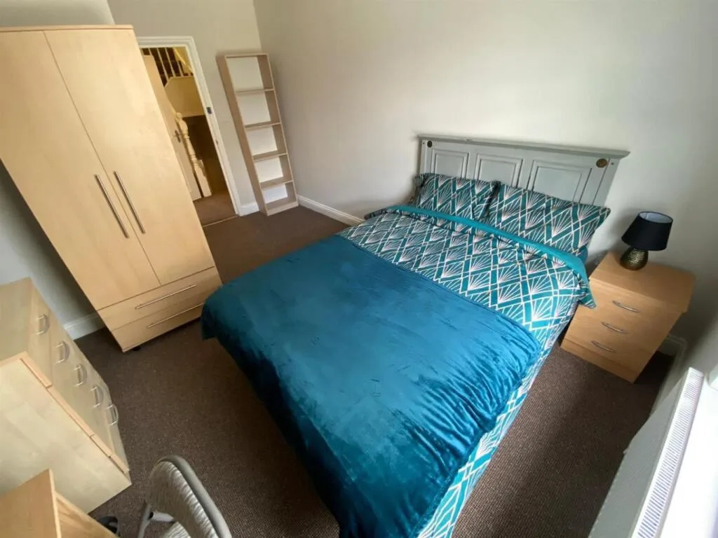 6 bedroom terraced house for rent