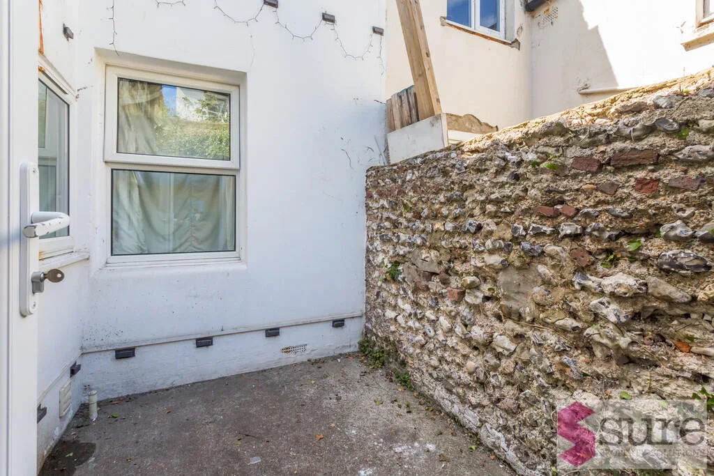 4 bedroom end of terrace house for rent