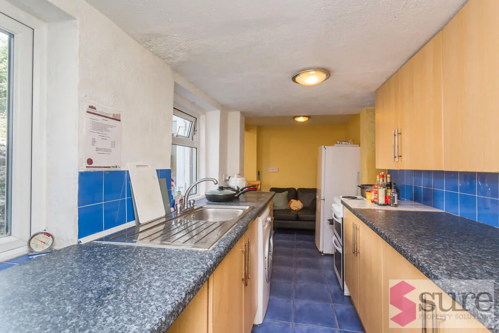 4 bedroom end of terrace house for rent