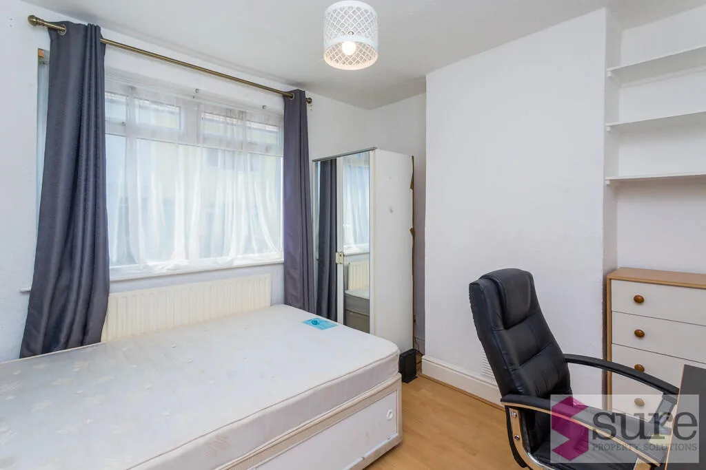 4 bedroom end of terrace house for rent