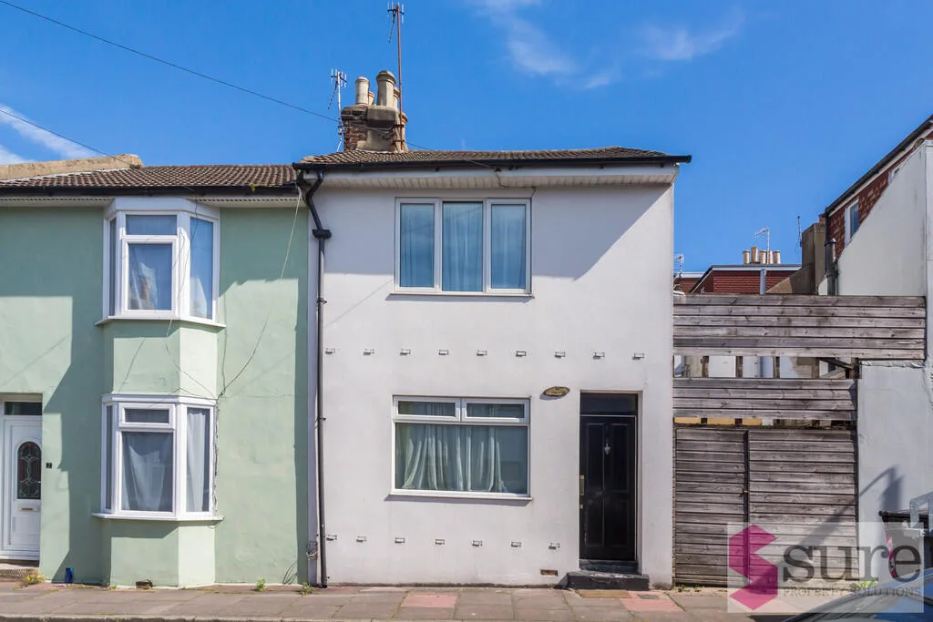 4 bedroom end of terrace house for rent