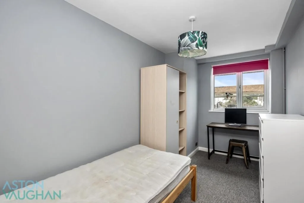 6 bedroom end of terrace house for rent