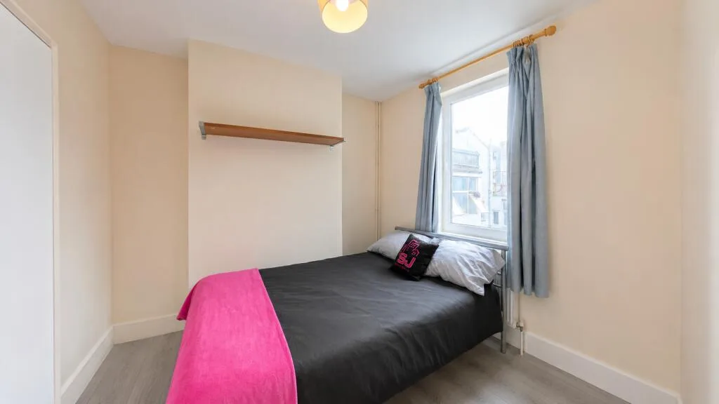 4 bedroom end of terrace house for rent