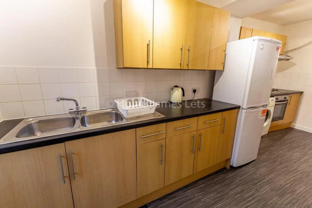6 bedroom terraced house for rent