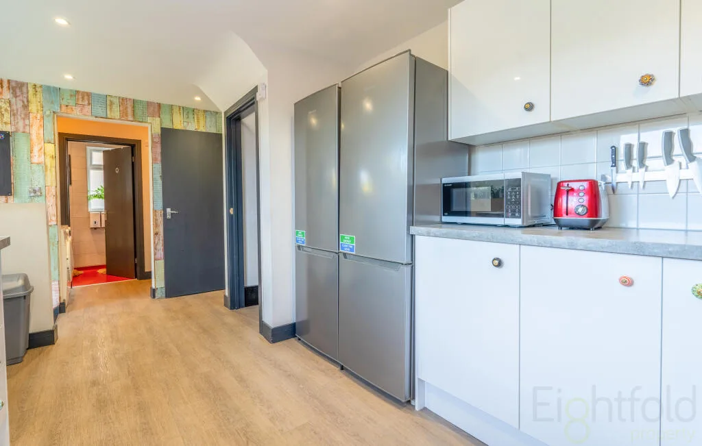6 bedroom semi-detached house for rent