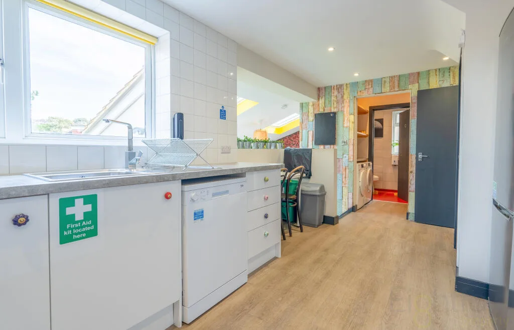 6 bedroom semi-detached house for rent
