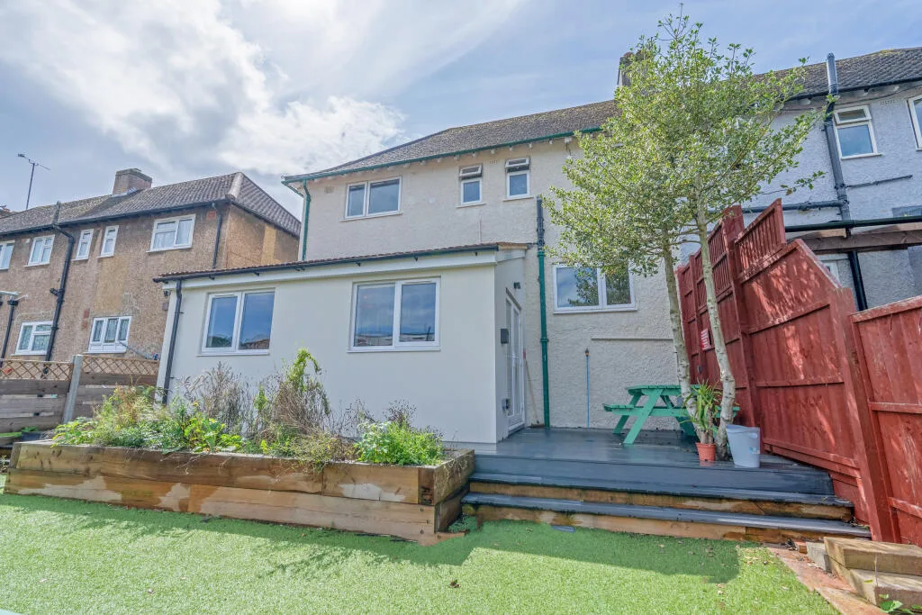 6 bedroom semi-detached house for rent