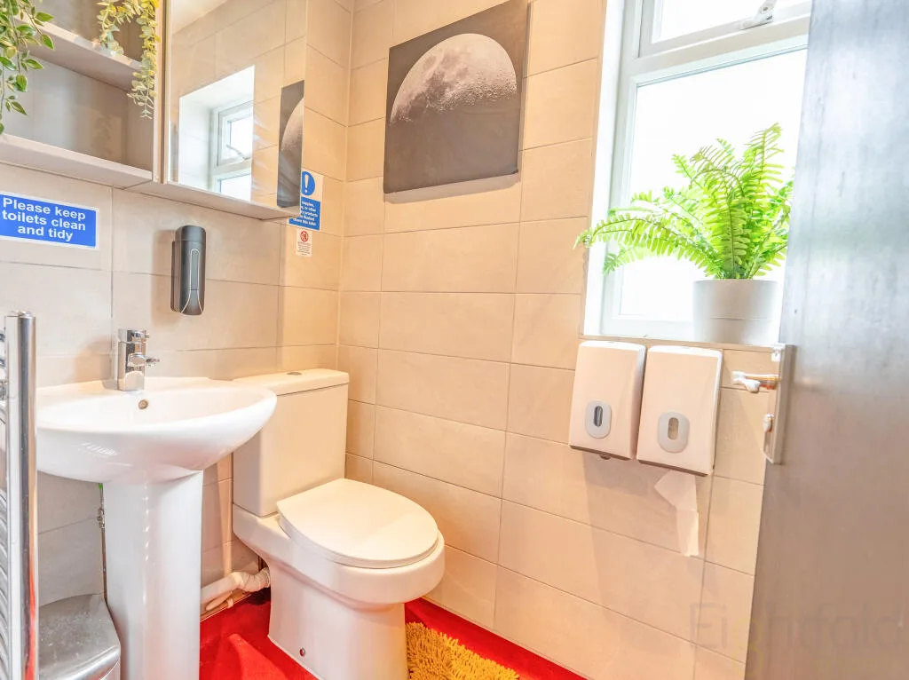 6 bedroom semi-detached house for rent
