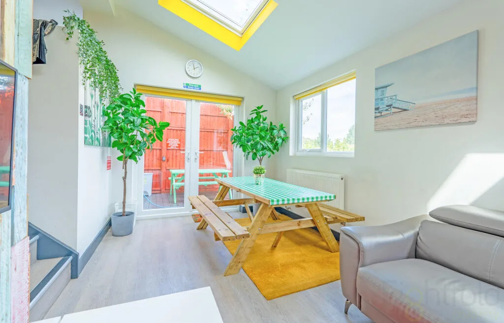 6 bedroom semi-detached house for rent